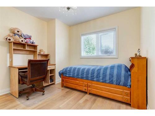 4722 21A Street Sw, Calgary, AB - Indoor Photo Showing Bedroom