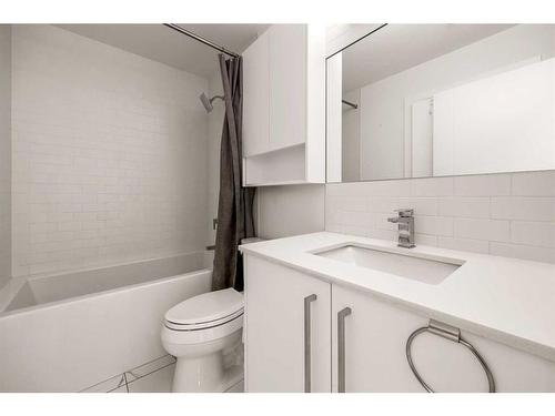 304-3130 Thirsk Street Nw, Calgary, AB - Indoor Photo Showing Bathroom