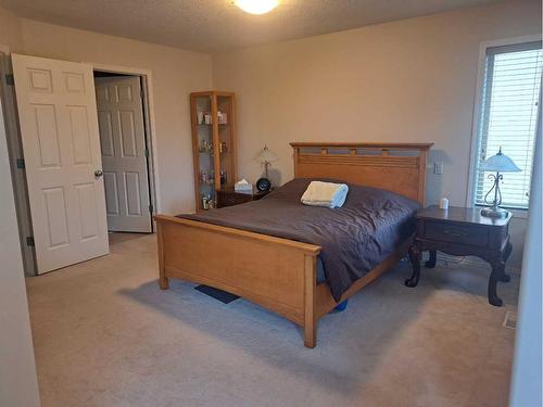 383 Everglade Circle Sw, Calgary, AB - Indoor Photo Showing Bedroom