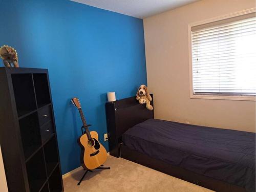 383 Everglade Circle Sw, Calgary, AB - Indoor Photo Showing Bedroom