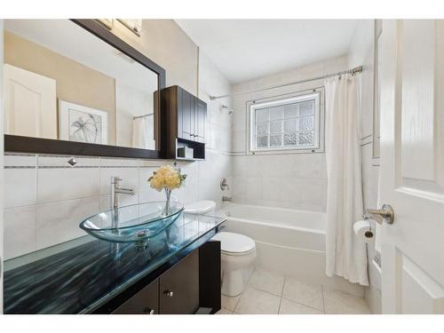 84 Hollyburn Road Sw, Calgary, AB - Indoor Photo Showing Bathroom