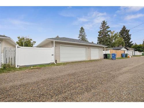 84 Hollyburn Road Sw, Calgary, AB - Outdoor With Exterior