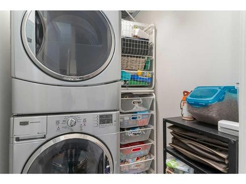 210-7 Westpark Common Sw, Calgary, AB - Indoor Photo Showing Laundry Room