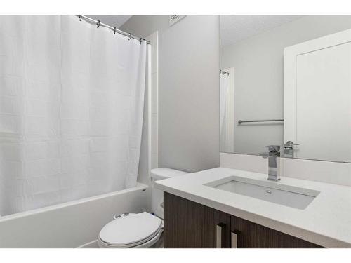 210-7 Westpark Common Sw, Calgary, AB - Indoor Photo Showing Bathroom