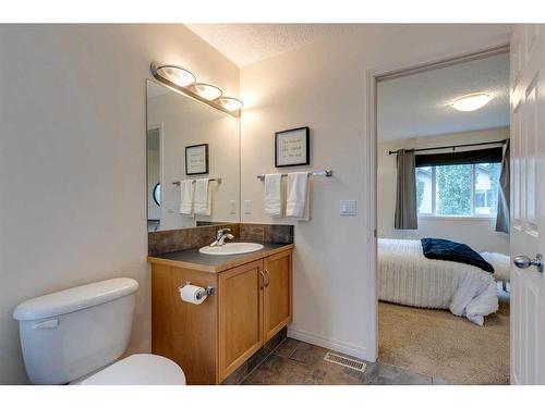 49 Everglen Crescent Sw, Calgary, AB - Indoor Photo Showing Bathroom