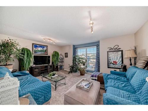 1120 Kingston Crescent, Airdrie, AB - Indoor Photo Showing Living Room