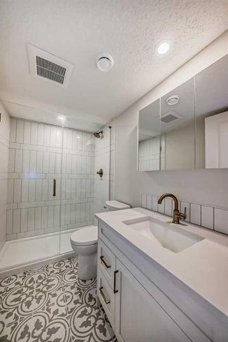 1120 Kingston Crescent, Airdrie, AB - Indoor Photo Showing Bathroom