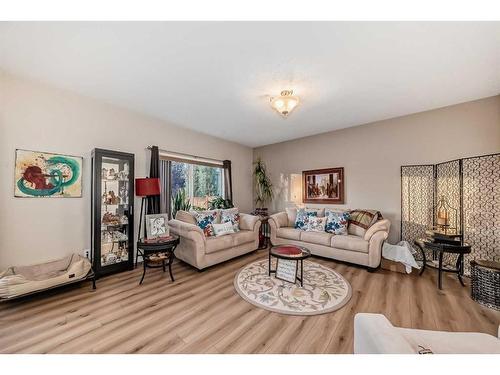 1120 Kingston Crescent, Airdrie, AB - Indoor Photo Showing Living Room