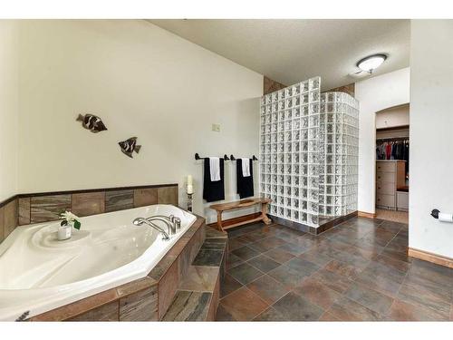 54 Rockcliff Landing Nw, Calgary, AB - Indoor Photo Showing Bathroom