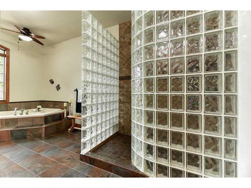 54 Rockcliff Landing Nw, Calgary, AB - Indoor Photo Showing Bathroom