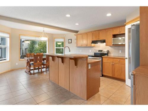 472 Bridlemeadows Common Sw, Calgary, AB - Indoor Photo Showing Kitchen