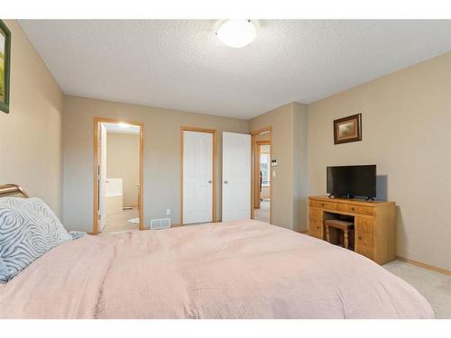 472 Bridlemeadows Common Sw, Calgary, AB - Indoor Photo Showing Bedroom