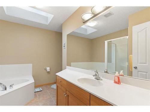 472 Bridlemeadows Common Sw, Calgary, AB - Indoor Photo Showing Bathroom