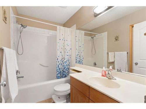 472 Bridlemeadows Common Sw, Calgary, AB - Indoor Photo Showing Bathroom