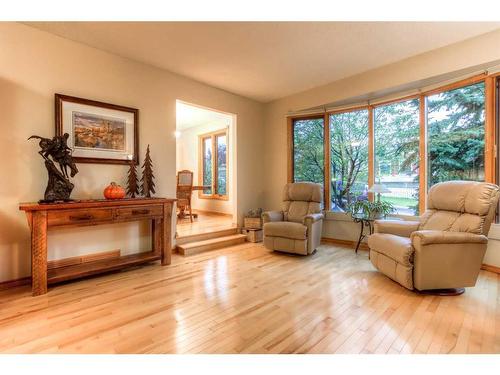 36 Beddington Circle Ne, Calgary, AB - Indoor Photo Showing Living Room