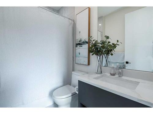 1504 4 Street Ne, Calgary, AB - Indoor Photo Showing Bathroom