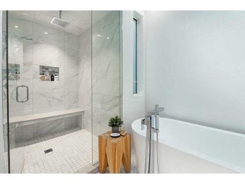 1504 4 Street Ne, Calgary, AB - Indoor Photo Showing Bathroom