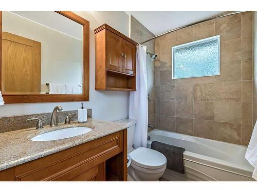 27 Deermont Place Se, Calgary, AB - Indoor Photo Showing Bathroom