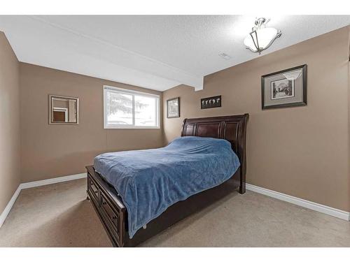 2622 Oakmoor Drive Sw, Calgary, AB - Indoor Photo Showing Bedroom