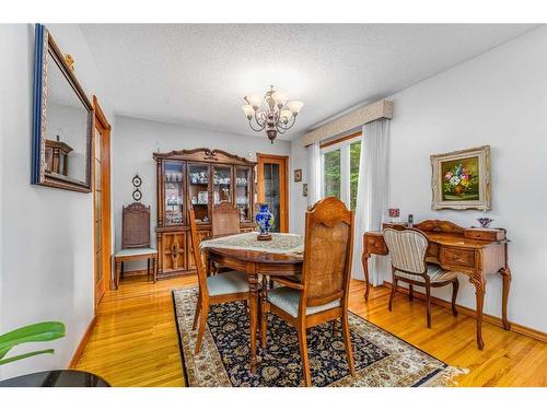 5960 Dalridge Hill Nw, Calgary, AB - Indoor Photo Showing Dining Room