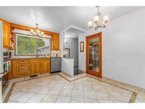 5960 Dalridge Hill Nw, Calgary, AB - Indoor Photo Showing Kitchen