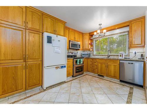 5960 Dalridge Hill Nw, Calgary, AB - Indoor Photo Showing Kitchen