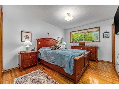 5960 Dalridge Hill Nw, Calgary, AB - Indoor Photo Showing Bedroom