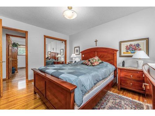 5960 Dalridge Hill Nw, Calgary, AB - Indoor Photo Showing Bedroom