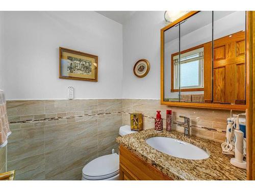 5960 Dalridge Hill Nw, Calgary, AB - Indoor Photo Showing Bathroom