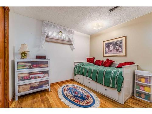 5960 Dalridge Hill Nw, Calgary, AB - Indoor Photo Showing Bedroom