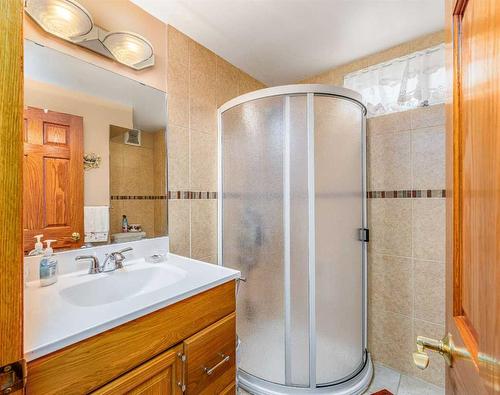 5960 Dalridge Hill Nw, Calgary, AB - Indoor Photo Showing Bathroom