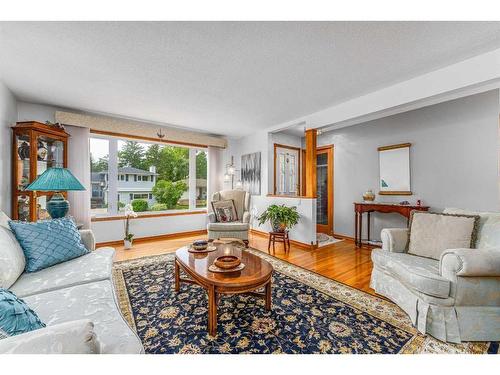 5960 Dalridge Hill Nw, Calgary, AB - Indoor Photo Showing Living Room