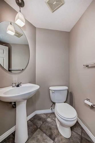 1005 New Brighton Gardens Se, Calgary, AB - Indoor Photo Showing Bathroom