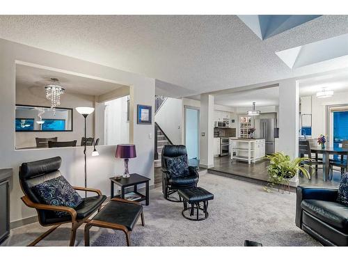 24 Christie Park Hill Sw, Calgary, AB - Indoor Photo Showing Living Room