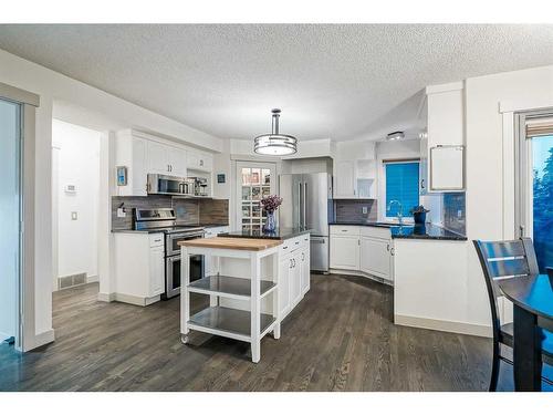 24 Christie Park Hill Sw, Calgary, AB - Indoor Photo Showing Kitchen