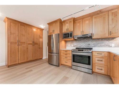 231 Grizzly Crescent, Canmore, AB - Indoor Photo Showing Kitchen