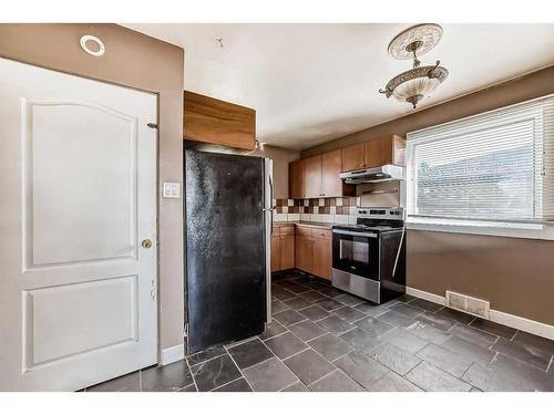 60 Springwood Drive Sw, Calgary, AB - Indoor Photo Showing Kitchen