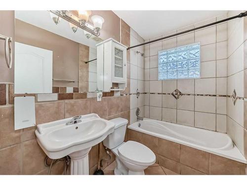 60 Springwood Drive Sw, Calgary, AB - Indoor Photo Showing Bathroom