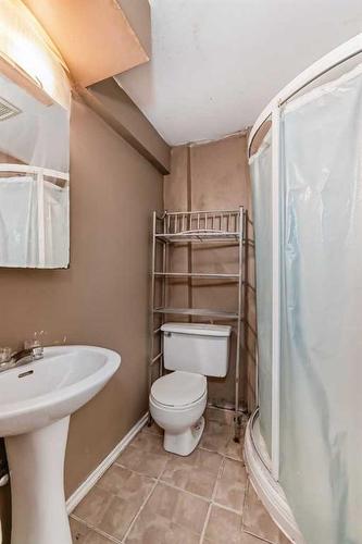 60 Springwood Drive Sw, Calgary, AB - Indoor Photo Showing Bathroom