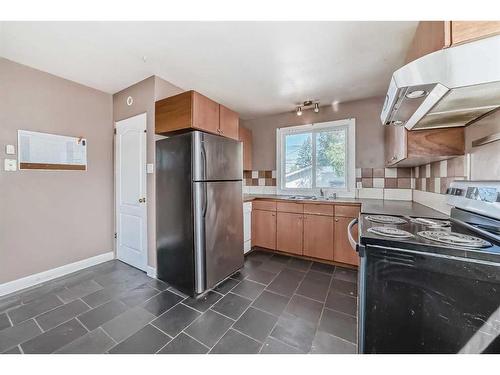 60 Springwood Drive Sw, Calgary, AB - Indoor Photo Showing Kitchen