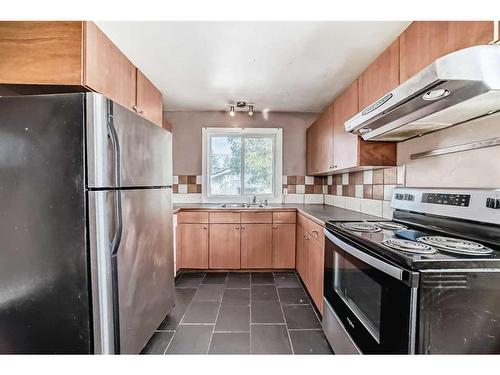 60 Springwood Drive Sw, Calgary, AB - Indoor Photo Showing Kitchen