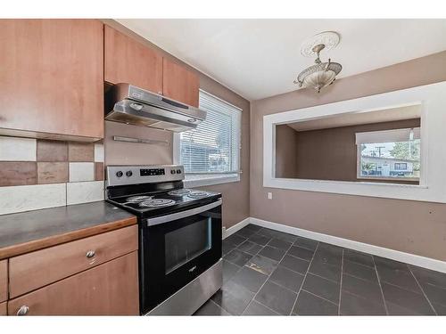 60 Springwood Drive Sw, Calgary, AB - Indoor Photo Showing Kitchen