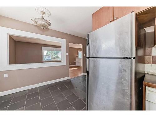 60 Springwood Drive Sw, Calgary, AB - Indoor Photo Showing Kitchen