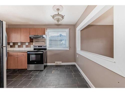 60 Springwood Drive Sw, Calgary, AB - Indoor Photo Showing Kitchen