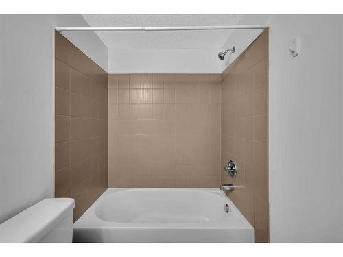 321-7180 80 Avenue Ne, Calgary, AB - Indoor Photo Showing Bathroom