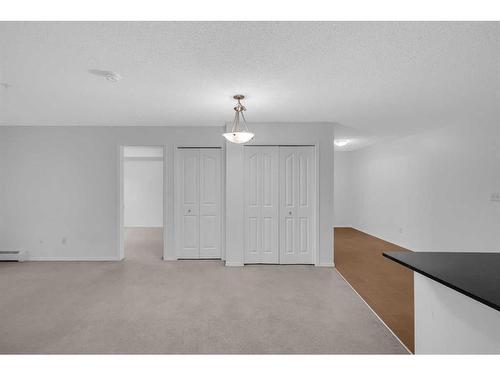 321-7180 80 Avenue Ne, Calgary, AB - Indoor Photo Showing Other Room