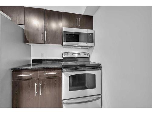 321-7180 80 Avenue Ne, Calgary, AB - Indoor Photo Showing Kitchen