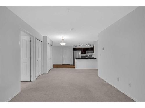 321-7180 80 Avenue Ne, Calgary, AB - Indoor