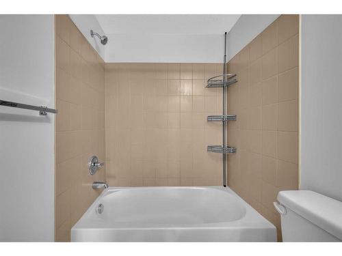 321-7180 80 Avenue Ne, Calgary, AB - Indoor Photo Showing Bathroom