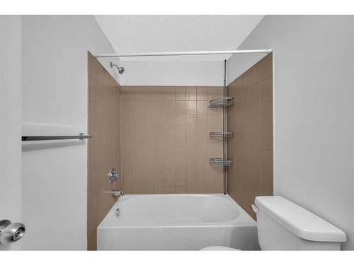 321-7180 80 Avenue Ne, Calgary, AB - Indoor Photo Showing Bathroom